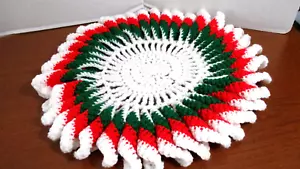 SCHÖNES 15" Durchmesser weiß, rot, grün HÄKELN HERZSTÜCK Weihnachten DECKCHEN - Bild 1 von 3