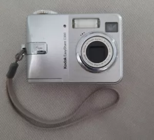 Fotocamera Kodak Easy Share C330 34mm-102mm 4.0 Mega Pixel non testata solo per parti di ricambio - Foto 1 di 2