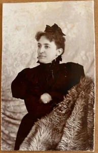 Foto antigua CDV Allentown Pennsylvania bonita dama extraña brazos cortos - Imagen 1 de 3