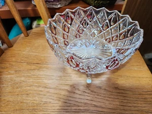 Cuenco de cristal con tres patas rojo sin marca muy pesado - Imagen 1 de 2