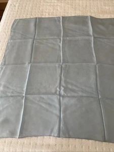 Hellblauer einfarbiger quadratischer Schal 30" x 31" kleiner Bereich Rollrand wird gelöst  - Bild 1 von 6