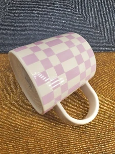 Neu mit Etikett: Room Essentials lila Schachbrett Steinzeug Kaffeebecher (16 Unzen) (C21) - Bild 1 von 11