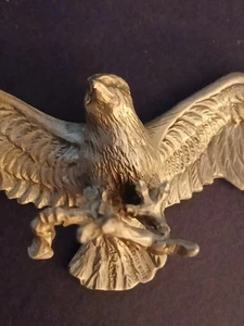 Hermosa escultura de peltre detallada águila voladora 4" - Imagen 1 de 11