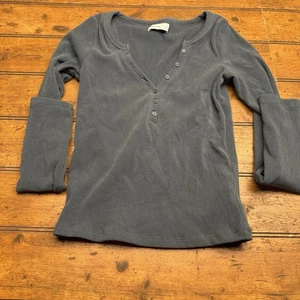 Camiseta Top Hollister Acanalada Tela Sin Costuras Henley Pizarra Oscura Manga Larga S - Imagen 1 de 5