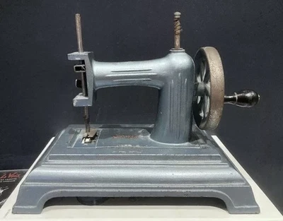 JOUET: PETITE MACHINE A Coudre  ANCIENNE de marque Baby . - Fonctionne - Photo 1/4