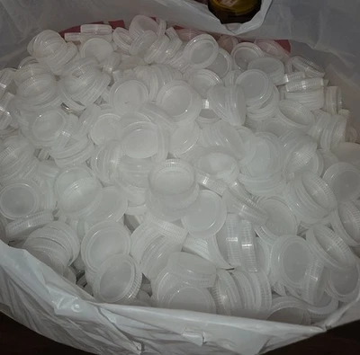 LOTE DE 500+ TAMPAS DE GARRAFA DE ÁGUA DE PLÁSTICO TRANSPARENTE BRANCO ARTE E ARTESANATO USADAS Deer Park - Imagem 1 de 2