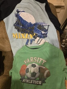 Boys Lot Of 2 Short Sleeve Shirts Size 5/6 - Picture 1 of 13