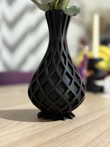Elegant Black Spiral Vase – 17 cm Tall | Modern Home Decor Accent - Picture 1 of 4