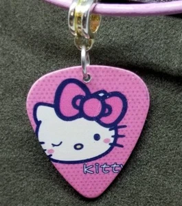 Hello Kitty Pink Bow on Rosa Chitarra Pick Collana su Cavo Arrotolato Rosa - Foto 1 di 3