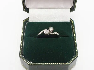 TWO STONE DIAMOND 18CT WHITE GOLD TWIST RING WITH DIAMOND SHOULDERS UK SIZE M1/2 - Picture 1 of 4