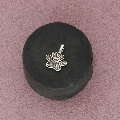 Colgante de plata de ley con estampado de patas de diamante pavé blanco y negro de dos caras Foto 1 de 3