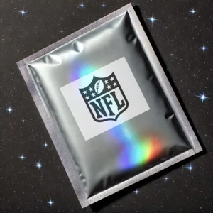 Paquete de tarjetas misteriosas de la NFL - 6 cartas - 1 automático garantizado, reliquia o #'d en cada paquete! - Imagen 1 de 1