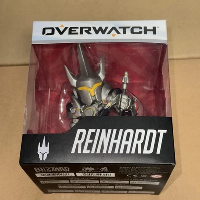 Boneco de vinil Overwatch Reinhardt fofo mas mortal médio Blizzard novo na caixa - Imagem 1 de 4
