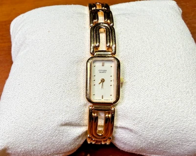 Goldfarbene Damen-Armbanduhr Citizen mit Quarz-Uhrwerk Kal. 2200 – läuft - Bild 1 von 4