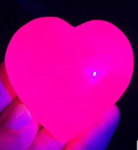 Pietra luminosa UV cuore calcite mangano rosa intagliato a mano - Foto 1 di 6