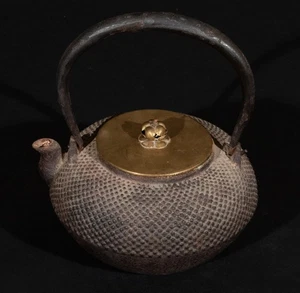 Japanese Cast Iron Kettle With Arare Pattern Exterior Maker Signed Inside Lid - Picture 1 of 8