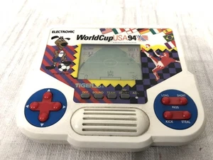 R1 Electronic Tiger Game & Watch Lcd World Cup  USA 94 Videogame Vintage - Imagen 1 de 4