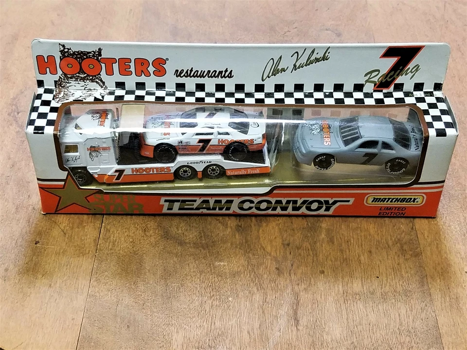 1990-93 Matchbox Super Star Team Convoys 1:64 #7 Alan Kulwicki/Hooters 1993 - Image 1 of 4