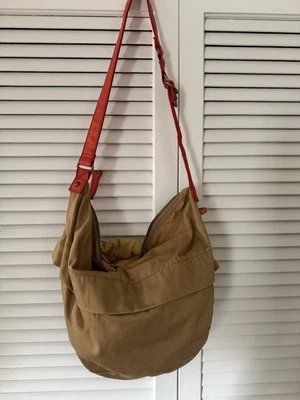 Bolso Gap Bucket de Colección, Tostado con Cuero Naranja y Correa de Lona Foto 1 de 4