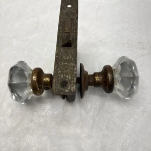 PAIR OF VINTAGE 8 POINT GLASS DOOR KNOBS WITH DOOR PLATES AND LOCK MECHANISM - Picture 1 of 6
