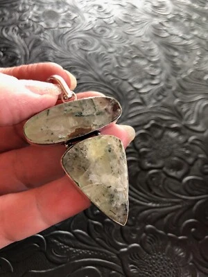 Colgante Tótem Flecha Prehnita Musgo Rústico Verde Artesano 2" Foto 1 de 3