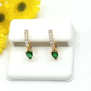 Pendientes de aro pequeños para mujer enchapados en oro de 18k cristales verdes. Oro Laminado - Imagen 1 de 6