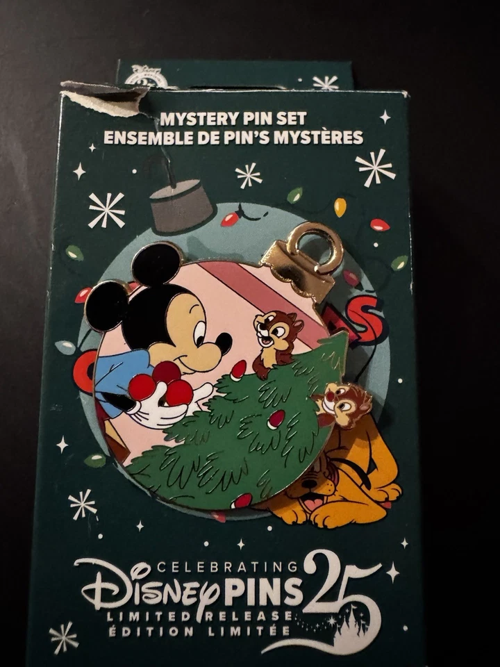 Prendedor misterioso Disney de vacaciones Mickey Chip 'n' Dale árbol de Navidad de Plutón Foto 1 de 2