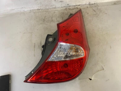 Fabricante de equipamento original | Lanterna traseira de halogênio Hyundai Accent Hatchback 2012-2016 (direita, passageiro) - Imagem 1 de 4