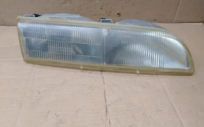 Faro derecho Ford Crown Victoria 1997 nublado Foto 1 de 4