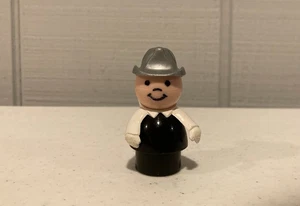 FISHER PRICE Little People MINI pompiere con cappello argento per set camion dei pompieri #346 - Foto 1 di 7