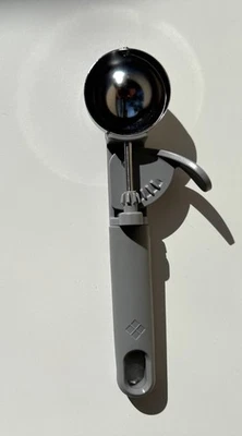 Cuchara de helado grande Everyday Living con gatillo para magdalenas de 4 oz Foto 1 de 4