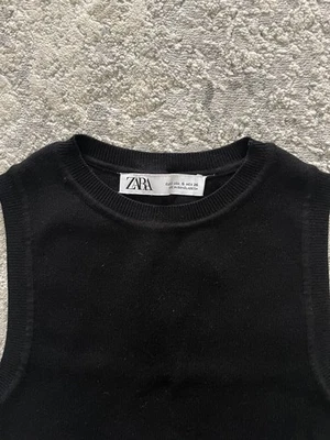Top corto de punto acanalado sin mangas negro talla pequeña de Zara para mujer Foto 1 de 4
