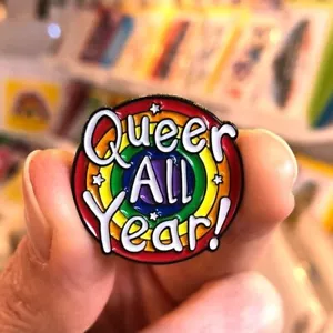 "Pin ""Queer todo el año"" de Sophie Green" - Imagen 1 de 4