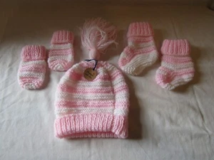 NEW HAND KNITTED BABY SET HAT, MITTENS & BOOTEES IN PINK & WHITE SIZE 0-3 MONTHS - Picture 1 of 1
