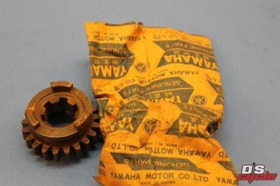 NOS Yamaha IT125 IT175 6th Wheel Gear 21T PART# 1W2-17261-00 - Image 1 of 4