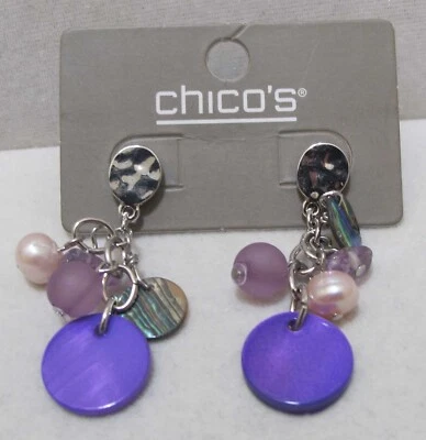 Pendientes colgantes con racimo de perlas CHICO’S martillados tono plata disco púrpura sin usar en caja Foto 1 de 4