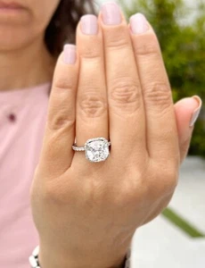 Anillo de compromiso de moissanita corte cojín en oro blanco macizo de 14 k estilo halo 5,70 quilates - Imagen 1 de 12