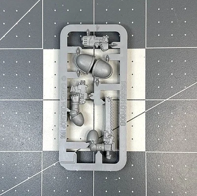 3rd Ed. 40K SERGEANT ASSAULT SPACE MARINE Sprue #4 plasma chainsword GW '98 BD25 - Image 1 of 2