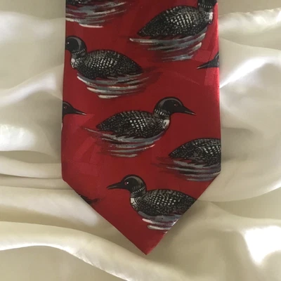 Corbata de colección roja 4 x 58,25 novedad con factura negra, ojos rojos Loon en el lago Illinois Foto 1 de 4