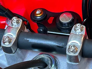 HONDA CRF125F 2019-2024 MANIGLIA BARRA MORSETTO BULLONI 4 bulloni gara - Foto 1 di 11
