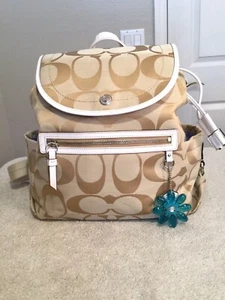 Mochila de firma COACH Daisy dorada sobre beige con acentos blancos. 12""x12""x5""." NUEVO. - Imagen 1 de 10