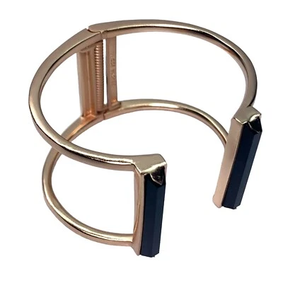 Brazalete Kendra Scott enchapado en oro rosa con bisagras Gavin con acento de piedra negra Foto 1 de 4