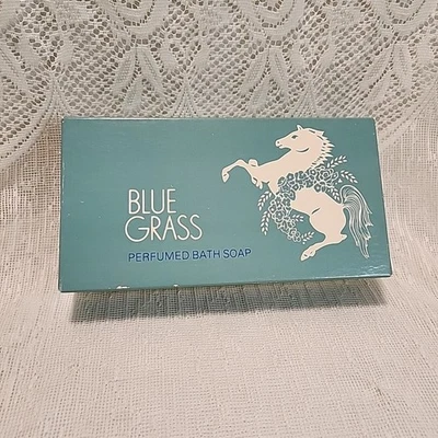 VINTAGE Elizabeth Arden Blue Grass Box of 3 Bars Cakes Perfumed Hand Soap Foto 1 de 4