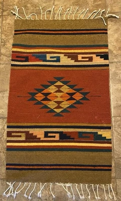 Alfombra mexicana zapoteca tejida 39 por 23 pulgadas Foto 1 de 2