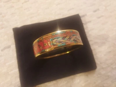 AUTÉNTICO BRAZALETE HERMES ANCHO CHAPADO EN ORO ESMALTE ROJO CON TRENZAS Y DIJES Foto 1 de 4