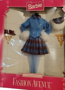 Muñeca Barbie Años 90 De Colección Moda Avenida Internacional Escocia NUEVA Tartán Azul - Imagen 1 de 7