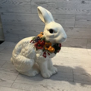 11" glasierte Keramik weiß Hase Kaninchen mit Blumengirlande Halskette - blauer Himmel - Bild 1 von 10