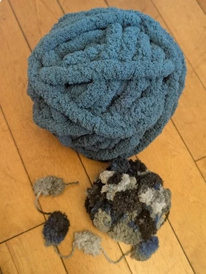 Lote de hilos Jumbo voluminosos Destash 10 oz verde azulado y bobble negro azul hilos abigarrados  Foto 1 de 4