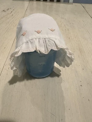 Sombrero Sarah Louise Gorro Ajustado Bebé Recién Nacido Rosa Volantes Bordado a Mano Floral Foto 1 de 4