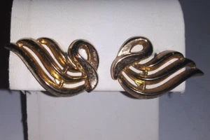 Vintage Trifari Signed Wavy Swan Like Gold Tone Earrings - Picture 1 of 5